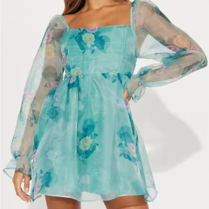 söt klännkng - Söt klänning från Fashion Nova i storlek S, helt sprillans ny. Köpt för 330kr säljer för 200kr🥰