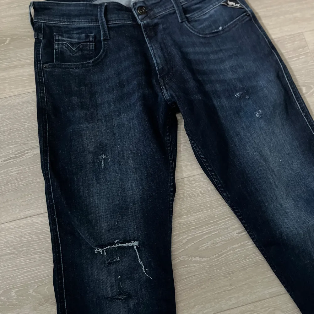 Tja säljer dessa feta Replay Anbass Jeans i storlek W 30 - L 30.   Dem är helt oanvända och kvitto, påse och tags finns!   Nypris: 1899kr Mitt pris 999kr (!OBS! Ej hugget i Sten!)   Mvh: Axel 🤝. Jeans & Byxor.