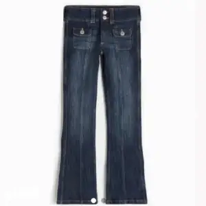 Säljer dessa jätte fina low waist bootcut jeans som är slutsålda från h&m i storlek 158.💓 klicka gärna på köp nu!💗