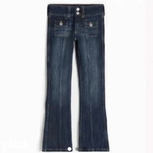 Lågmidjade bootcut Jeans - Säljer dessa jätte fina low waist bootcut jeans som är slutsålda från h&m i storlek 158.💓 klicka gärna på köp nu! De är köpta från plick💗