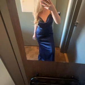 Marinblå balklänning använd 1 gång i nyskick  - Säljer min marinblå balklänning för 1 200 pris kan diskuteras, den är använd endast en gång och är som ny, originalpris 1 400kr. Storlek 38 men kan ha på sig den om man har storlek 36 också. 