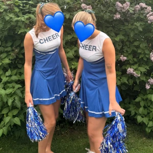 cheerleader dräkt - 💙💙säljer helt ny cheerleader dräkt med tillhörande pom poms!!💙💙 storlek XS/S endast använd en gång! 