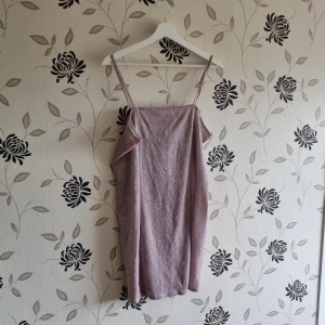 Helt ny rosa/lila glitterklänning, Strl: Large, Nyår, Fest, Party - Helt ny rosa/lila klänning med glitter från H&M Divided i storlek Large. Ny med lappen kvar. Nypris 149kr. OBS! Jag kan inte skicka något vecka 26.