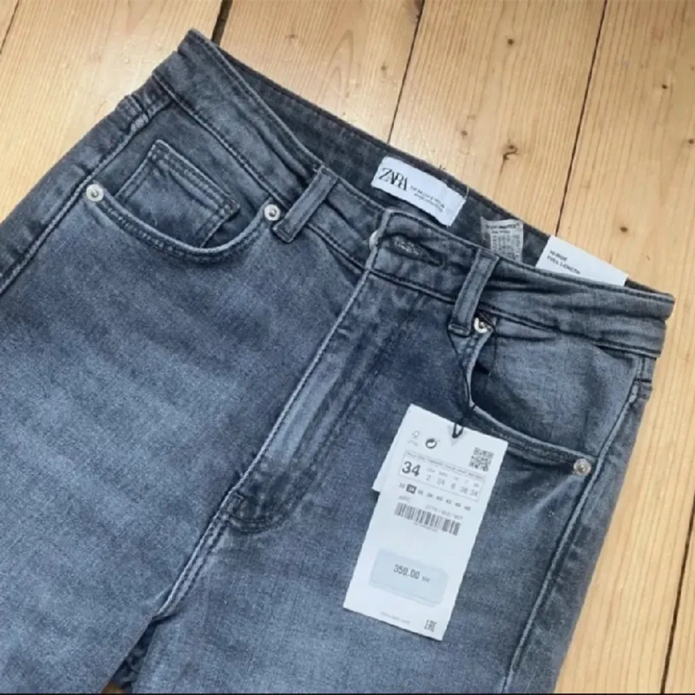 Gråa zara jeans med slits i benen, storlek xs. Säljer då dem är för långa på mig. I nyskick🌟🌟. Jeans & Byxor.