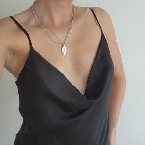 Satin klännkng - Finaste klänningen från Glassons i nya Zeeland. Storlek 10 jag är en small 