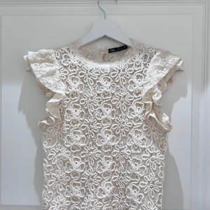 Zara blus  - Säljer denna super söta blus från Zara som jag tyvärr inte använder 🩵