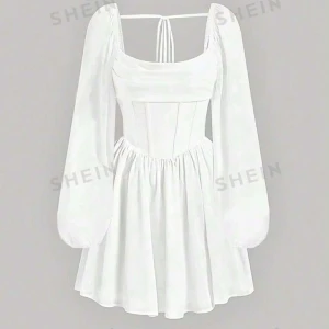 Klänning - Säljer nu av mina studentklänningar då jag hittade en jag älskade och sparar. Helt oanvänd, fläckfri och kvar i påsen med tagg på. Otroligt bra passform och skönt material, väldigt smickrande. PM för frågor eller fler bilder! Egna kan självklart fixa