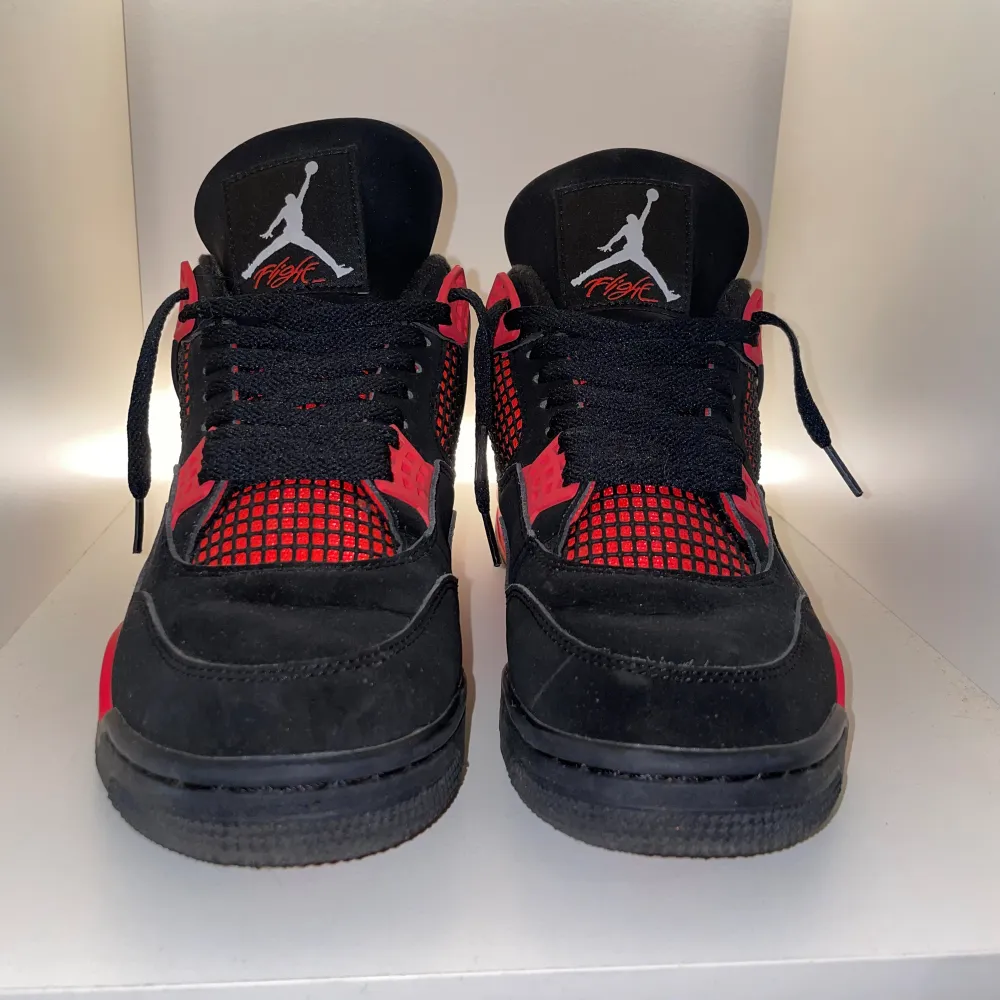 Säljer mina Jordan 4 red thunder för att jag använder inte dem längre. Skorna är i fint skick det finns ingen box hör av er om ni har några frågor.. Skor.