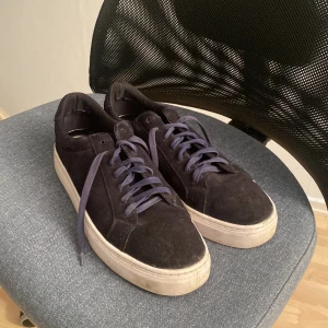 Vagabond sneakers - Mörkblå sneakers i mocka från vagabond, de är storlek 45 och använts endast fyra gånger. Modellen heter Paul 2.0 Nypris ligger på 1 300kr
