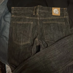 Cheap Monday Jeans. Vintage Jeans - Riktigt fina Jeans, klädmärket tillverkas inte längre! Köpte av en grabb och har inte använt de en enda gång. De är inte nya men det är inte något fel på dem.