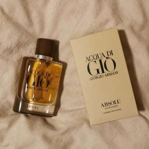 Acqua di gio absolu (Discontinued) 2019  - Säljer min adg absolu vilken är en fin och unik parfym inom adg linjen, patchouli och träiga noter med frukter, denna parfymen är Discontinued, box och kvitto medföljer