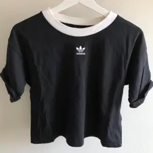 Adidas t-shirt i kortare modell. Använd ett fåtal gånger. Strl L. 