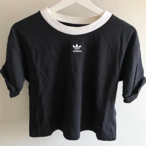 Kort Adidas t-shirt - Adidas t-shirt i kortare modell. Använd ett fåtal gånger. Strl L. 