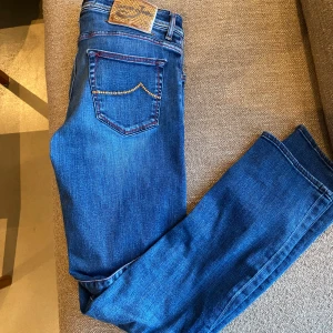 Jacob Cohen  - Säljer ett par sjukt snygga Jacob Cohen då de inte passar, sjukt bra skick på de~ nypris ca 6 k~ modell 622~ stolek 35 men sitter som 32-33, hör av om fler bilder, pris kan diskuteras vid smidig affär