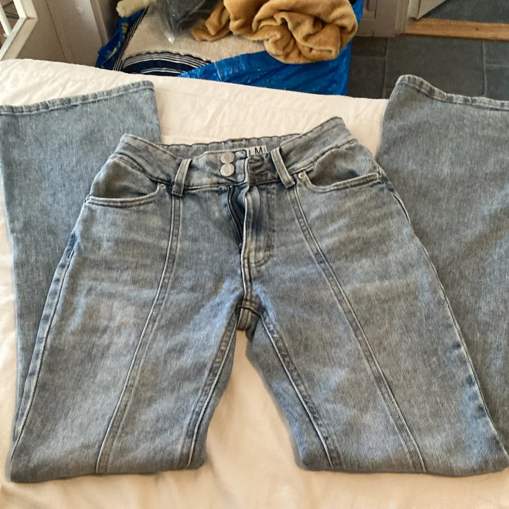 Knappt använda alls så i mycket fint skick.Fina detaljer.Köpt på newyorker. Små i storleken då de sitter för trångt på mig som har 38/40- M i vanliga fall på jeans.Sköna att bära.. Jeans & Byxor.