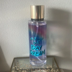 Victoria secret parfym - Finns bara en kvar!  Säljer denna parfymen/ bodymist från victoria secret. 250 ml, nästan helt full. Säljer för 80 kr💕