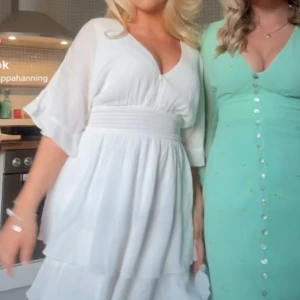 klänning från adoore - skit snygg klänning från adoore!! använd en gång🩷🩷