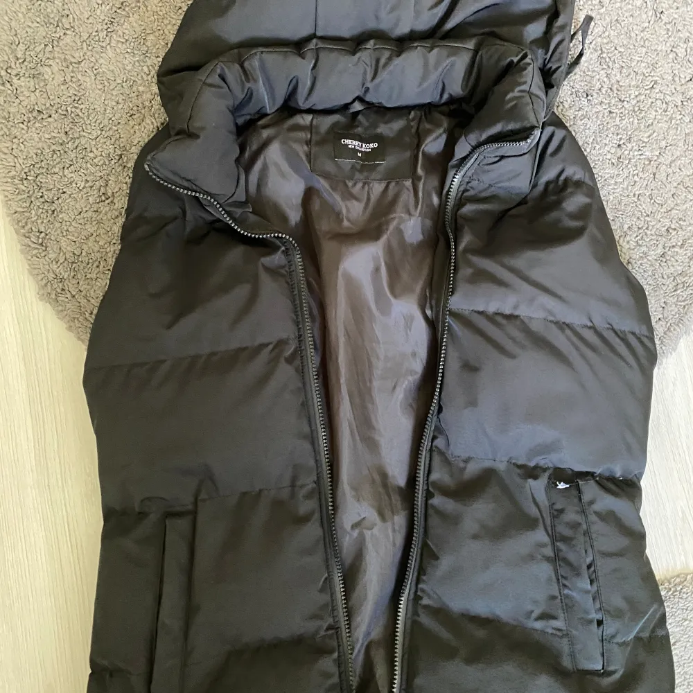 Lite puffig väst köptes för 2 år sen, säljs då den inte används längre bra skick och ren men är lite sönder vid fickan. Köptes då för 499kr.. Takit.