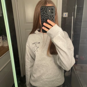Hoodie med tryck  - Fin grå hoodie med tryck ”ma chérie” från Gina. Bra skick, skriv för fler bilder och pris kan diskuteras💕