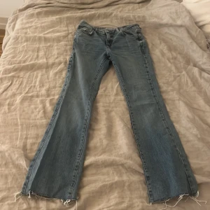 Jeans -  Jättefina low waist bootcut jeans ifrån nelly i mycket bra skick! Storleken är i tall men är nersydda så de passar mig som är cirka 160🌸