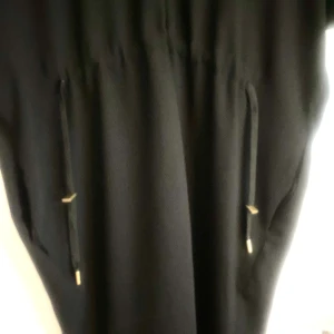 Klänning / tunika från DAY Birger Et Mikkelssen - Superfin klänning från superfint märke. Storlek 38. Dragsko i midjan med fina detaljer och små fickor vi var deras sida. Fin liten V-ringad hals. Jättefin kvalitet och tungt och fint fall. Hör av er om ni vill ha bättre bilder eller har några frågor