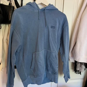 Levis hoodie  - Snygg Levis hoodie. Urtvättad blå färg.
