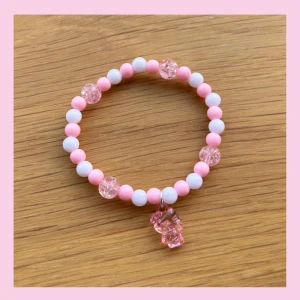 Hello kitty armband 🩷 - 40 kr/styck 🤍ca 16,5 cm lång!  (gjord med dubbeltråd för säkerhet) Frakt 18 kr (frimärke) 🩷