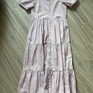 Klänning - Jätte söt klänning, perfekt nu till sommaren! Från Lindex i storlek 158( xs)! Mycket bra skick använd cirka 2 gånger. 💖