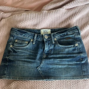 Jeans kjol  - En jätte fin jeans kjol i storlek S! Köpte för 450 för vara ett par dagar sedan. 