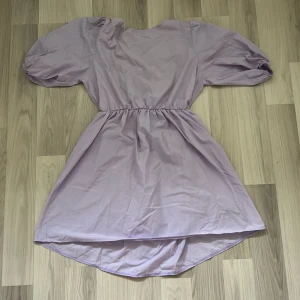 Lila klänning! 💜  - Använd en gång på en skolavslutning 💜 klänningen är i väldigt fint skick och med en öppen rygg som man knyter. Storleken 36-38. Köparen står för frakt. 