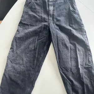 Säljer ett par bershka work jeans, bält hoopen på högra sidan av jeansen har gått av och de har några få rivningar på sig