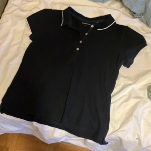 Fin tröja - Älskar och ser så fin ut! Inga defekter. För fler bilder kan du kontakta mig. Kan sänka priset om det är en snabb affär. Är 164cm lång.