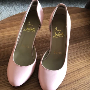 Louboutin klack - 36 Ljusrosa Väldigt sköna Hela och rena Använda några enstaka ggr  Klassisk modell Ej äkta
