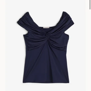 Offshoulder topp  - Marinblå offshoulder topp från H&M🤍 Använd 1 gång så väldigt fint skick, säljer då den inte kommer till användning. Slutsålt på H&Ms hemsida! 