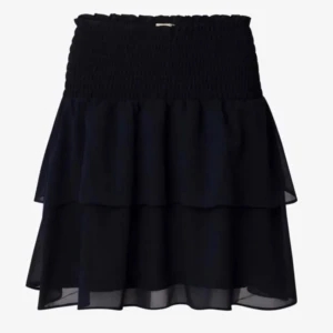 Chelsea kjol - Säljer min svarta Chelsea kjol som inte kommer till användning. Köptes va 2 år sedan. Pris kan diskuteras 💕