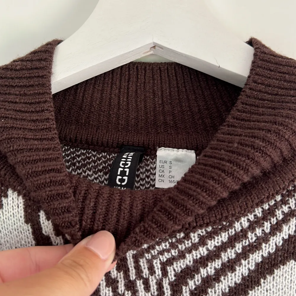 Fin stickad tröja från H&M Divided! I väldigt fint skick då den endast använts någon enstaka gång.. Neuleet.