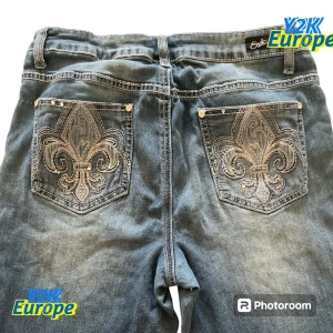 Bootcut McBling jeans#32 💛💙 - Jätte finna bootcut  jeans som påminner mig om MissMe💙Midja 35 cm, längd 90 cm, Inrebenslängd 70 cm, benöpning 23 cm💙Mycket bra kondition(förutom ett litet hål på ena benet)💙Priset kan diskuteras💙