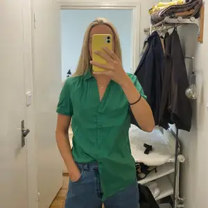 Grön blus/skjorttshirt från ESPRIT, i storlek 40 men passar en s/m🤗