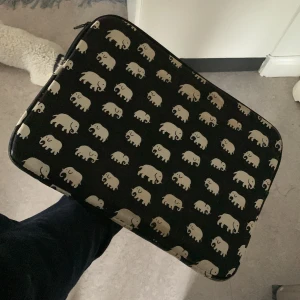 Svenskt tenn datorfodral 38x28 - Säljer det populära slutsålda fodral från svenskt tenn i stora storleken 28x38! Nypris 1400kr