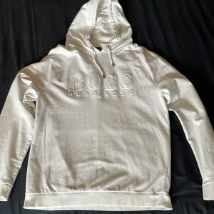 Hugo Boss hoodie - Fräsch och stilren hoodie från Hugo boss i fint skick. Storlek M