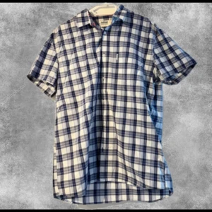 Dobber skjorta - Säljer kläder åt farsan för han rensar garderoben. Säljer en schysst skjorta från Dobber då han inte använder den längre. Skicket är bra eftersom den knappt är använd förutom en defekt som synns på sista bilden. Hör av dig vid frågor! Pris kan diskut