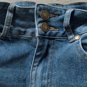 Lågmidjade jeans - Fina lågmidjade jeans i strlk xs passar 34-36  Två knappar Från Nf vet ej vart jag köpt dom o heller inte orginal priset. Men lägger ut dom för 450 kr