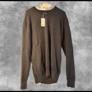 Svart sweatshirt - Säljer kläder åt farsan för han rensar garderoben. Säljer en schysst sweatshirt från Cutter & Back då han aldrig använt den längre. Skicket är superbra eftersom den aldrig är använd. Hör av dig vid frågor! Pris kan diskuteras vid snabb affär😊