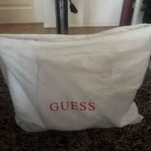 Guess väska  - Aldrig använd 