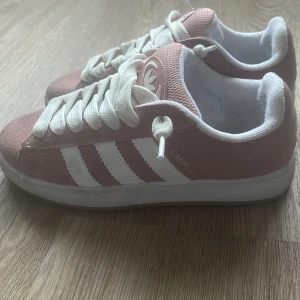 Adidas campus - Rosa adidas campus. Inte original och har använts några få gånger fast de kommer självklart tvättas innan jag skickar ut de. 