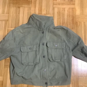 Grön denim jacka! - Miltär grön denim jacka i mycket bra skick, ser nästan ny ut! 
