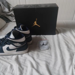 Jordan 1 mid  - Ett par jordans som jag haft ungefär ett år. Köpte nya för ett tag sedan så dom kommer inte till användning dom är slitna men ser bra ut på. Är ganska rena men har lite repor och sånt. 2500  nypris Mitt pris 520 kr .har box