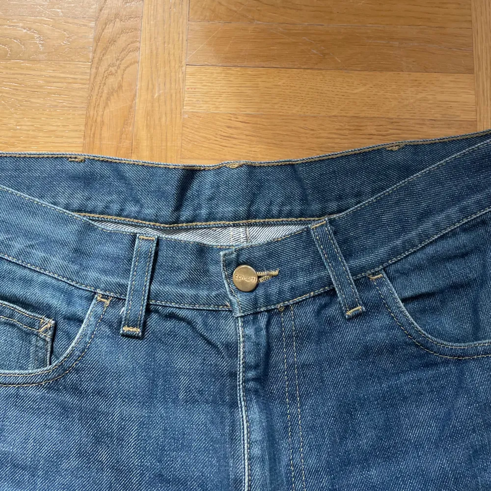 👋🏽 säljer mina vintage carhartt jeans då de är alldeles förstora. Står dessvärre ingen storlek på dom. Men skulle säga herr M. Hör av er vid frågor om mått osv. . Jeans & Byxor.