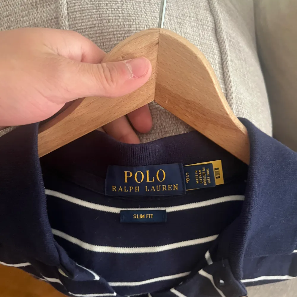 Säljer en Ralphlauren pike i perfekt skick, inga skador på tröjan, storlek S. T-shirts.