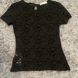 Broderad T-shirt  - Säljer denna fina stickad T-shirt från mango